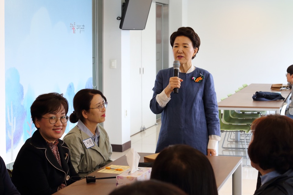 인사를 나누는 담임목사님